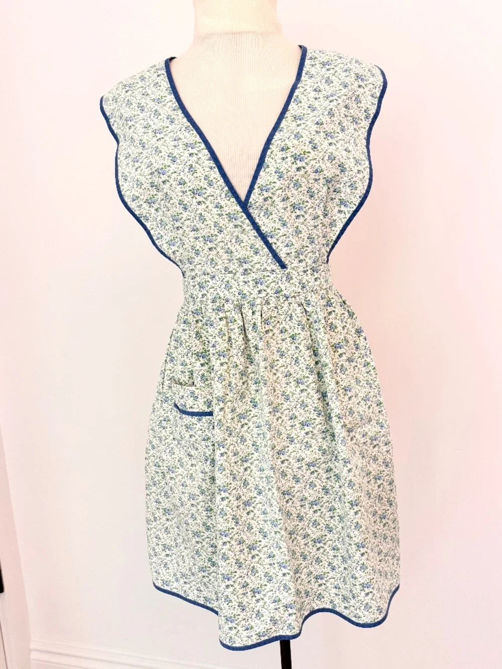 Vintage handmade crossover apron blue and green ditsy-floral blue trim